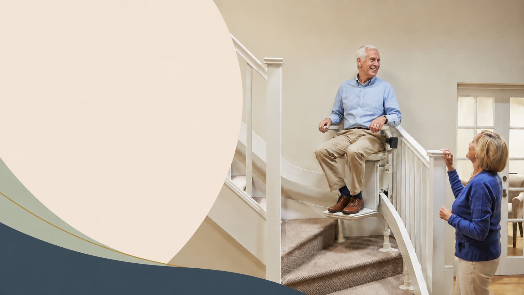 Senior utilisant un monte-escalier à son domicile