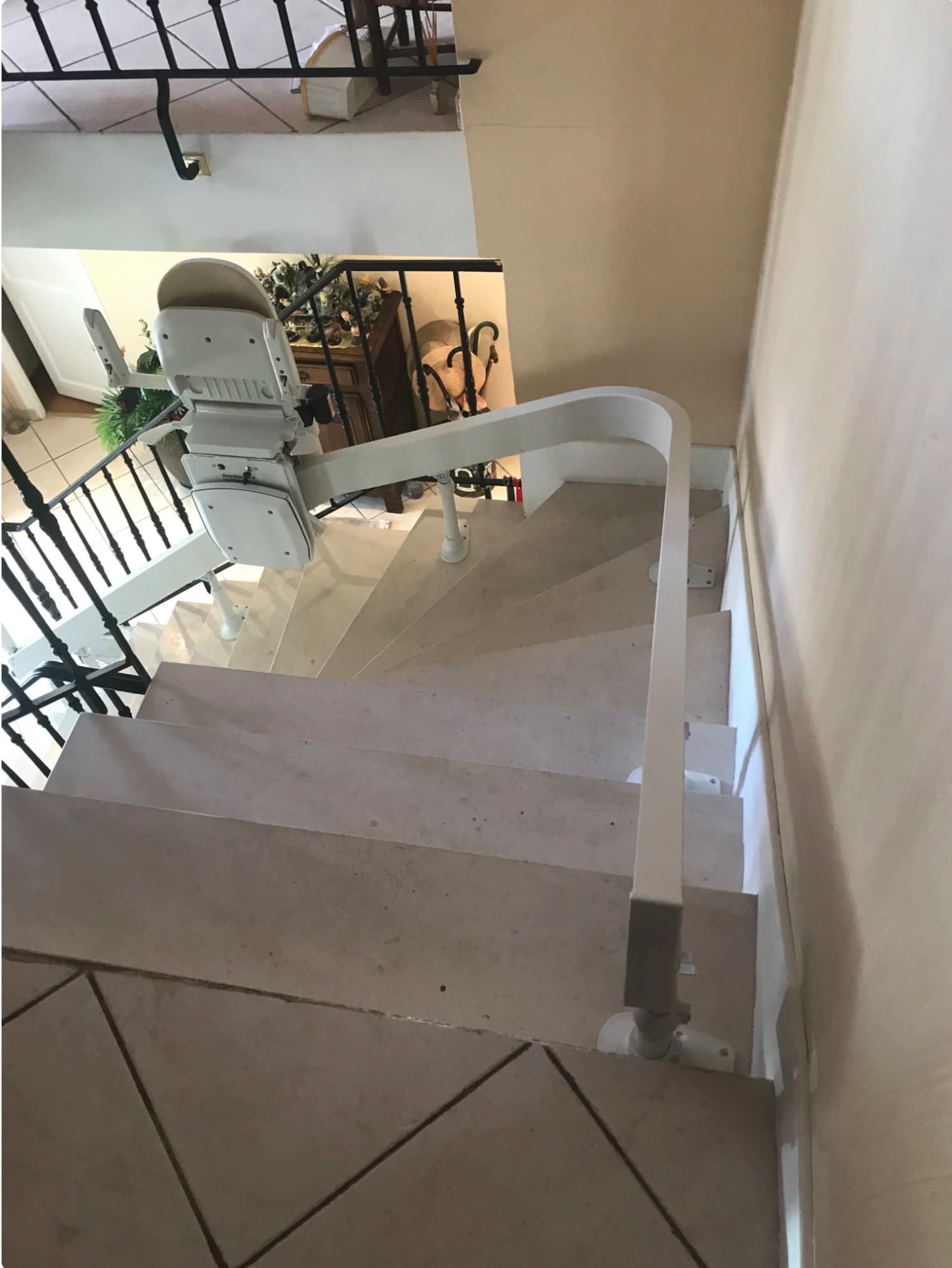 Après l’installation du monte-escalier à La Chapelle-Saint-Mesmin - vue 1