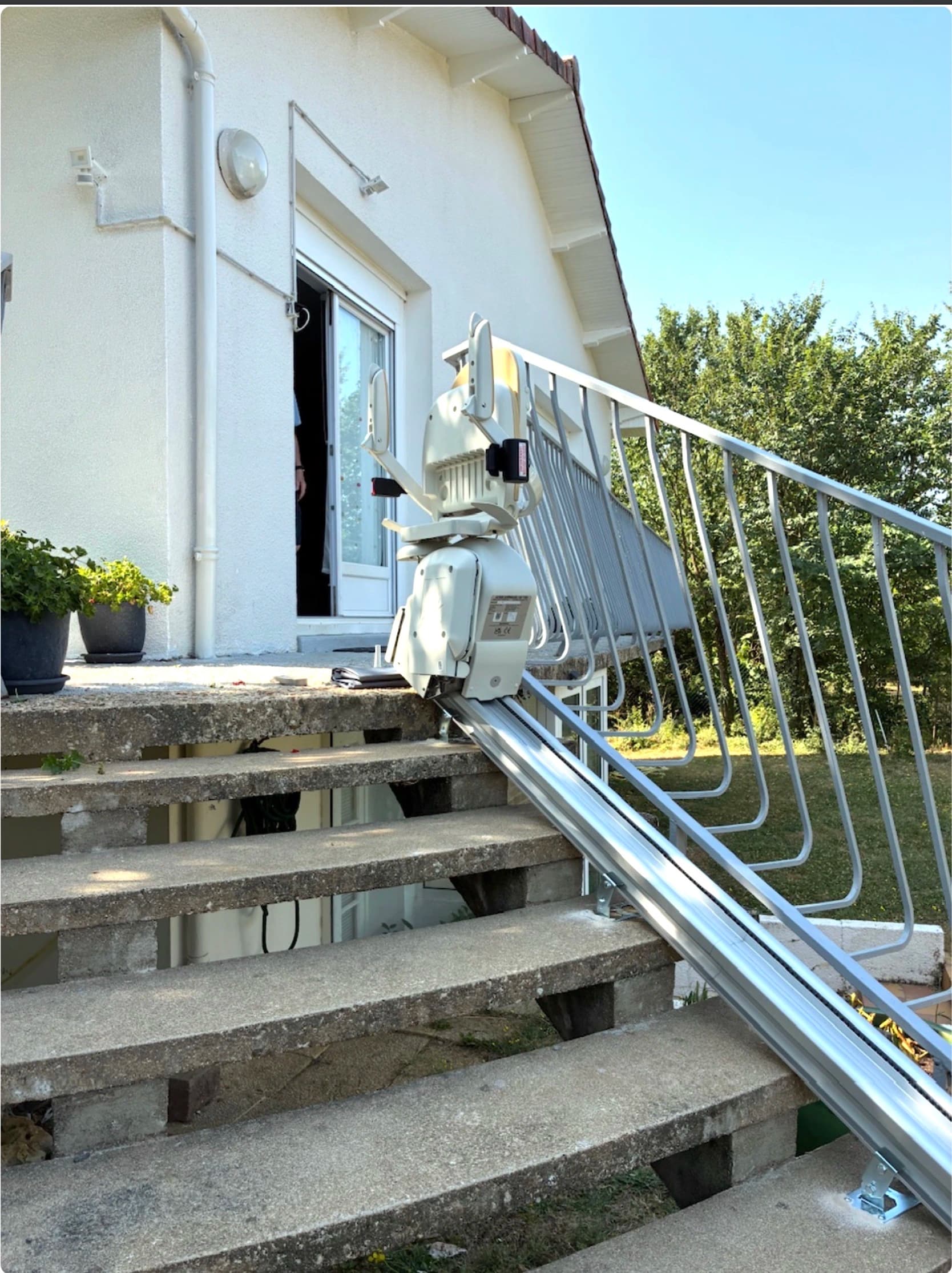 Après l’installation du monte-escalier extérieur à Smarves - vue 1
